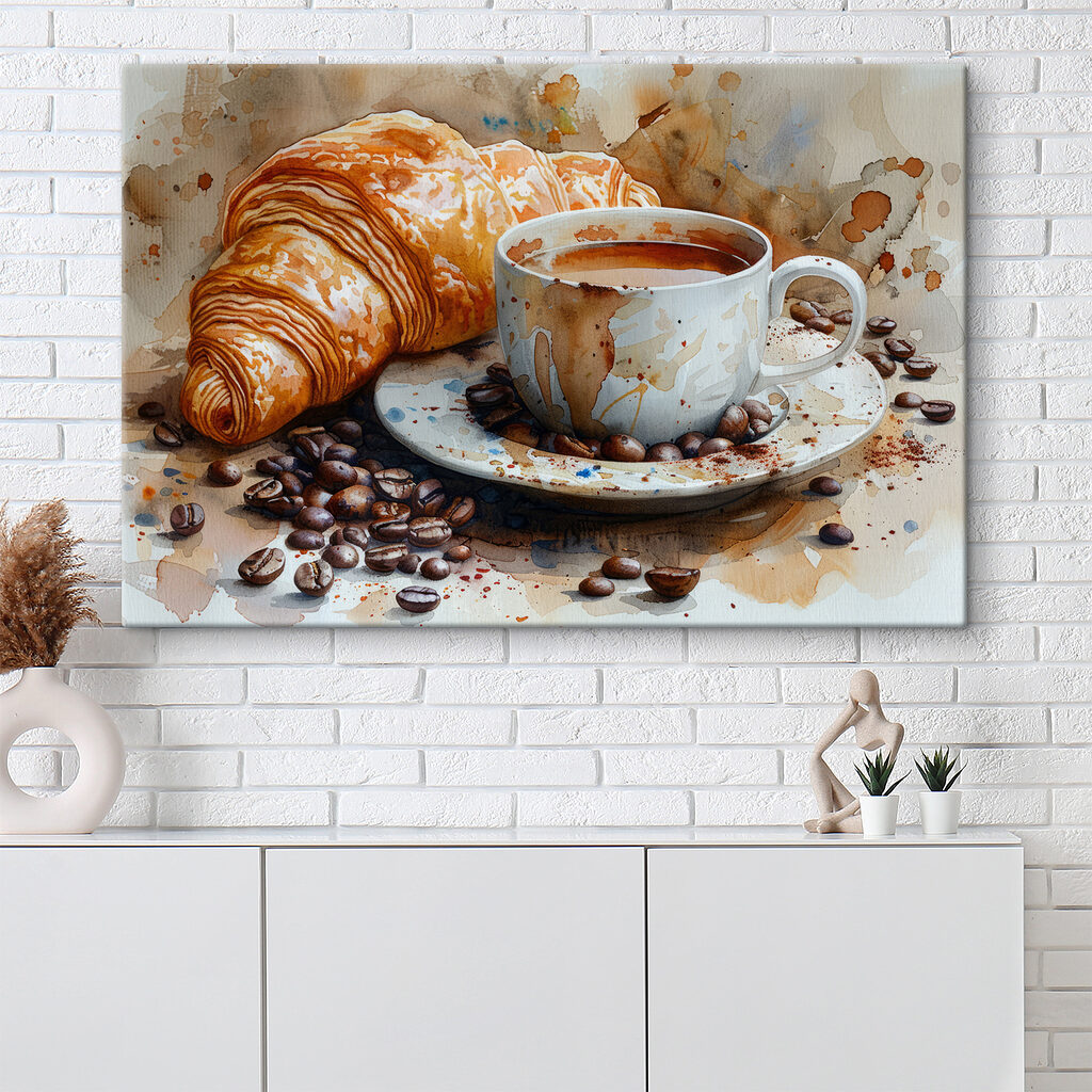 Croissant vedle kávy v interiéru