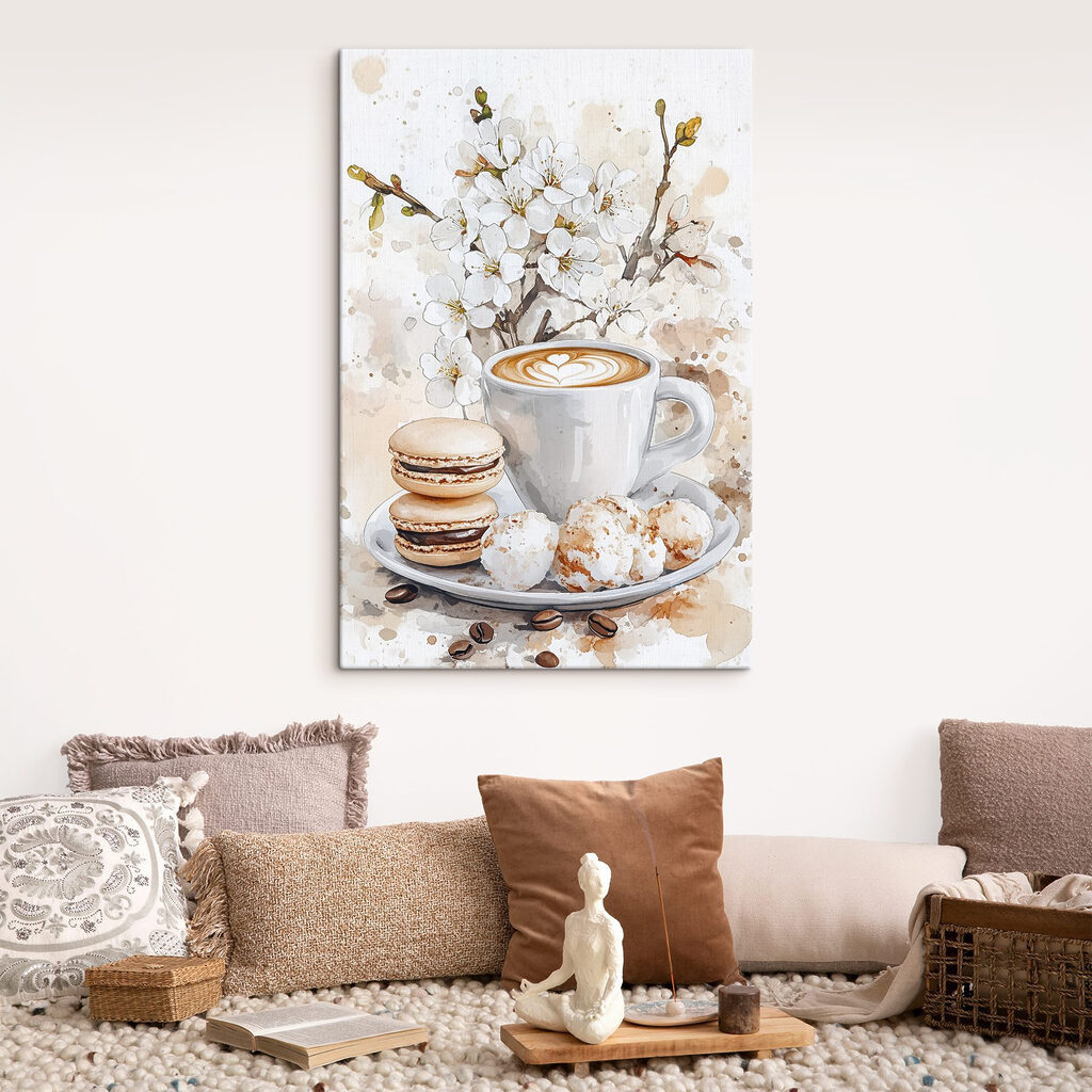 Cappuccino u bílého květu v interiéru