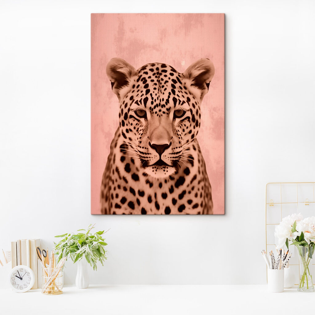 Leopard na teplém růžovém — interiér 1