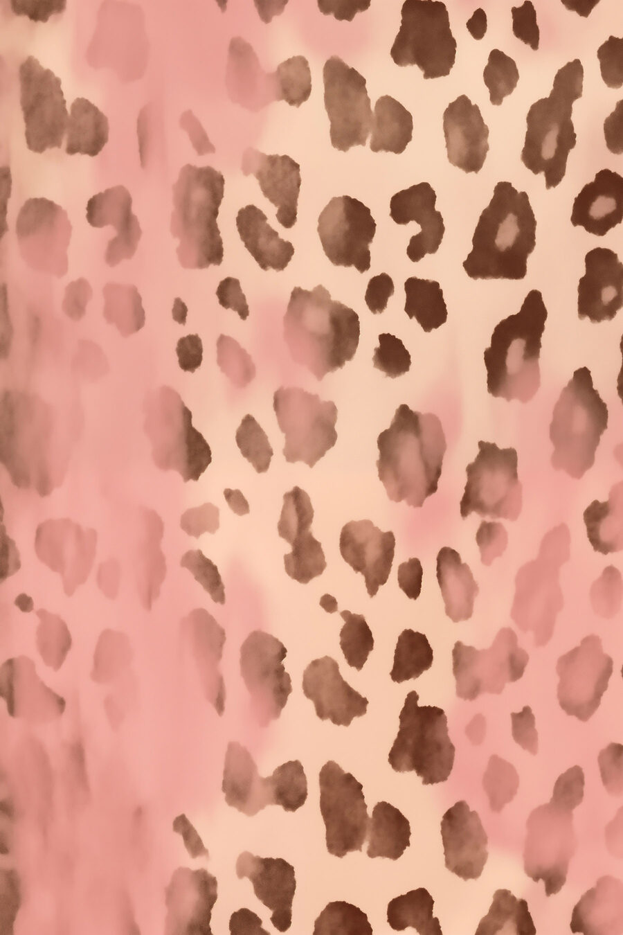 Hnědé skvrny na růžové — celý design