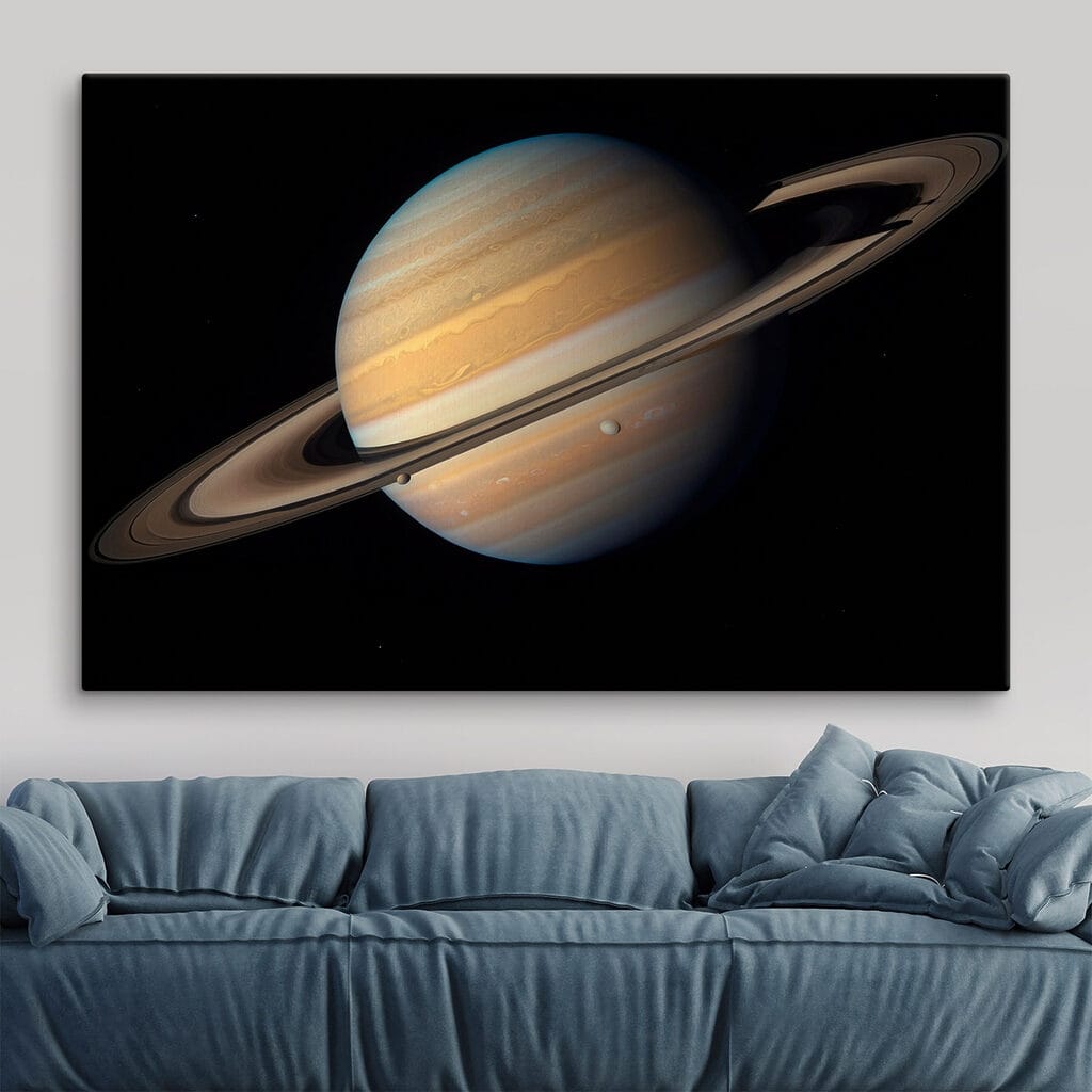 Saturn proti vesmíru v interiéru