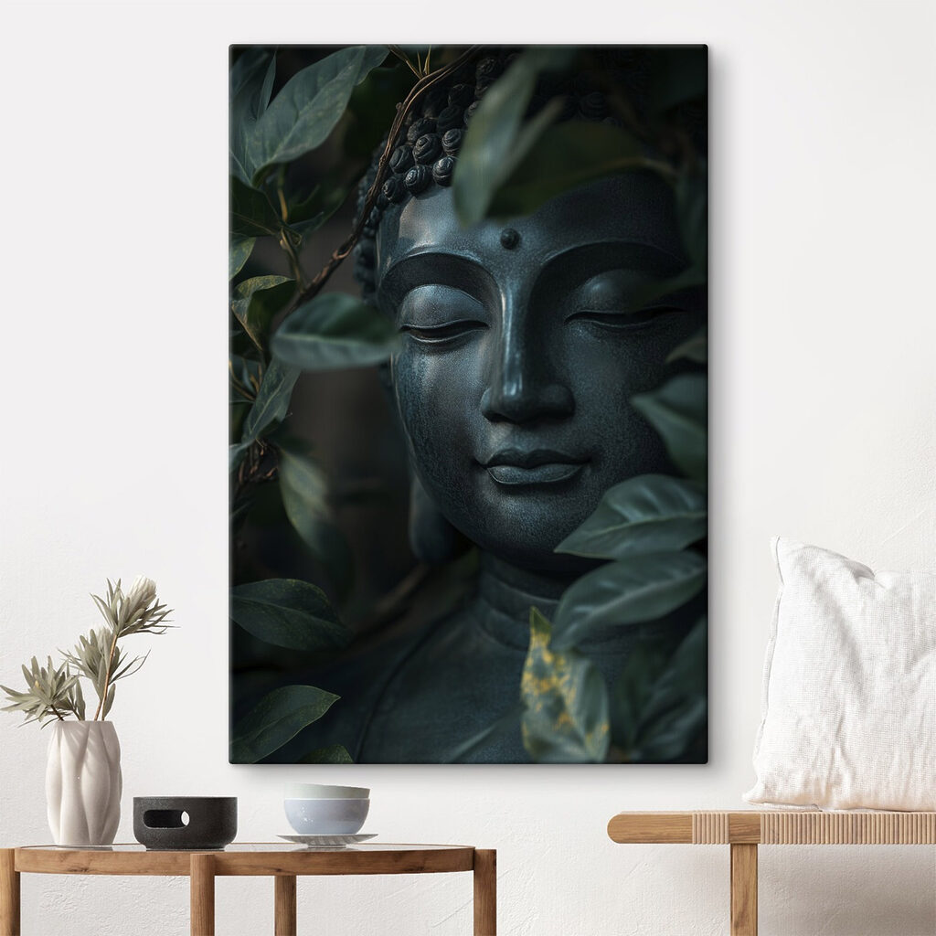 Buddha mezi džunglovými listy v interiéru