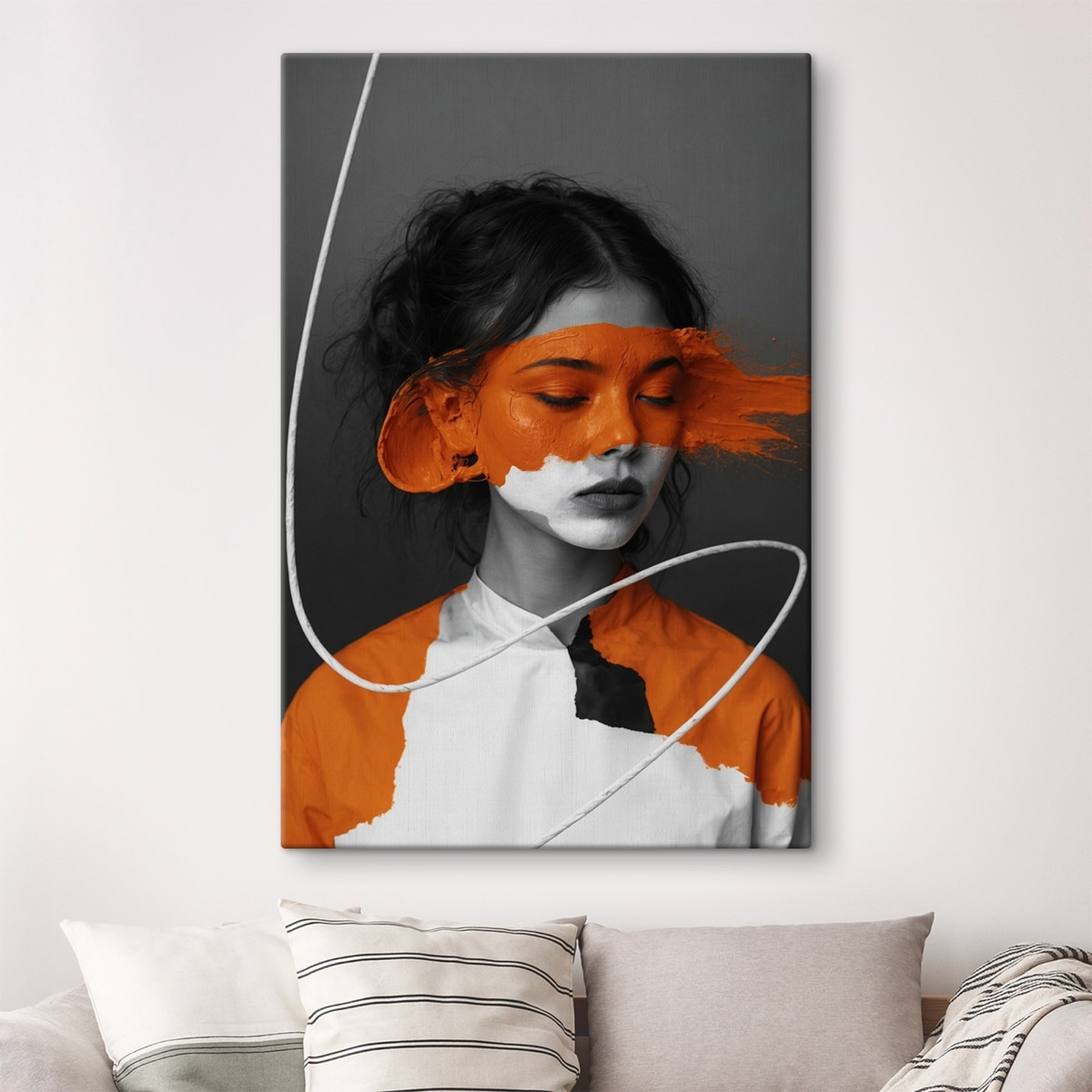 Dívka s oranžovou abstrakcí — interiér 2