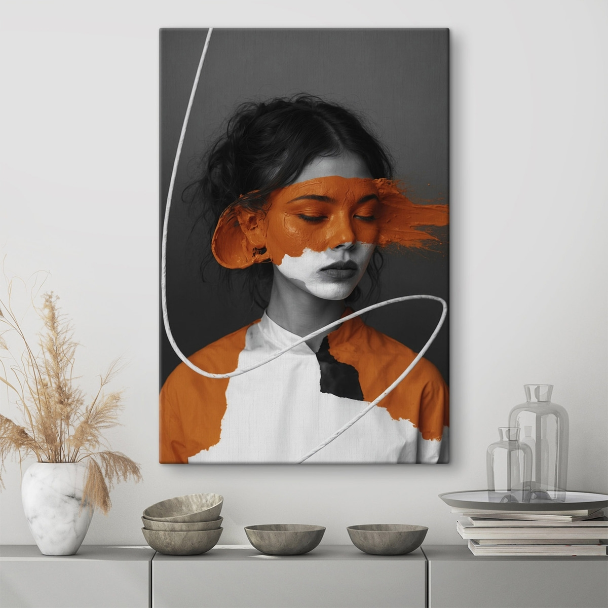 Dívka s oranžovou abstrakcí — interiér 3