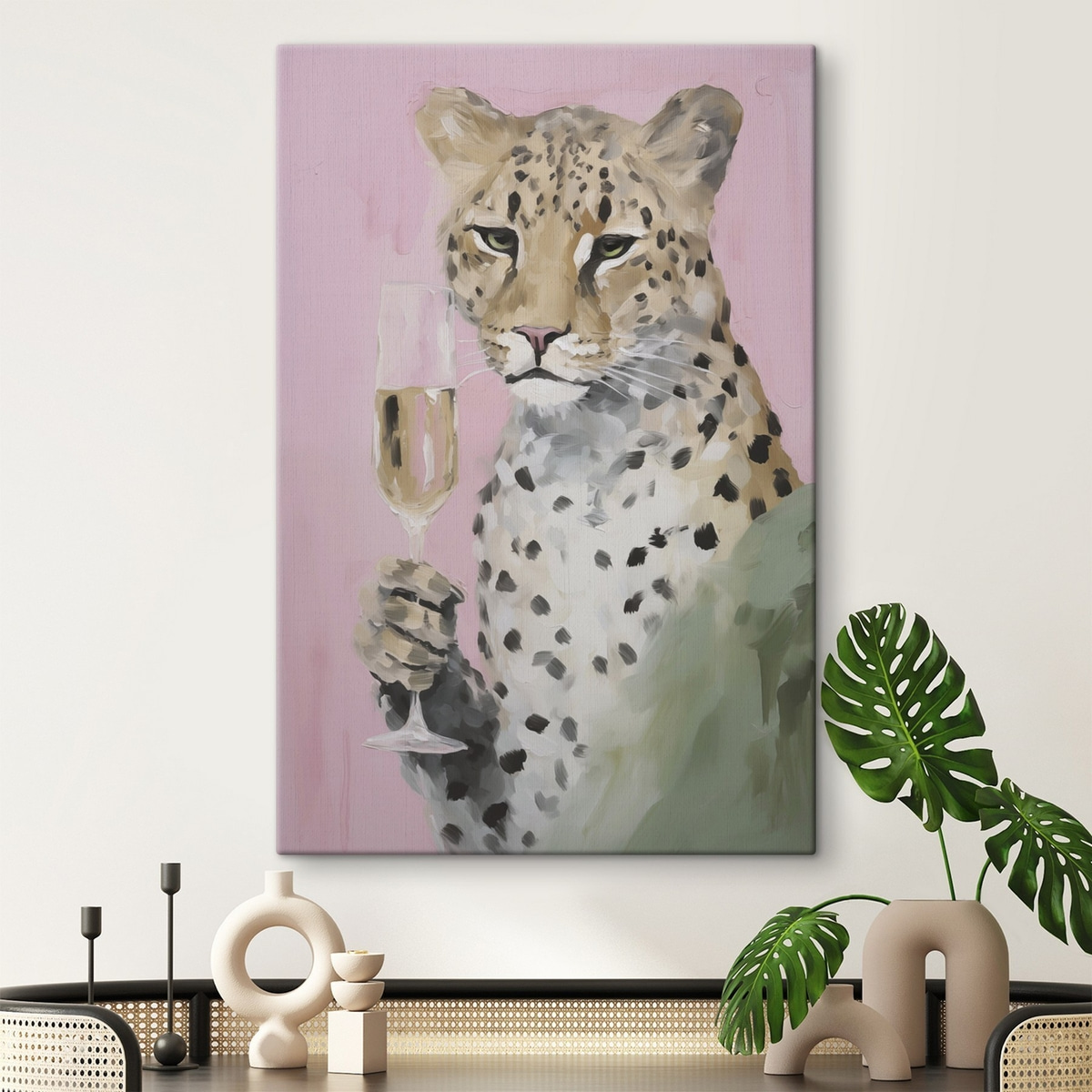 Leopard s pohárem — interiér 1