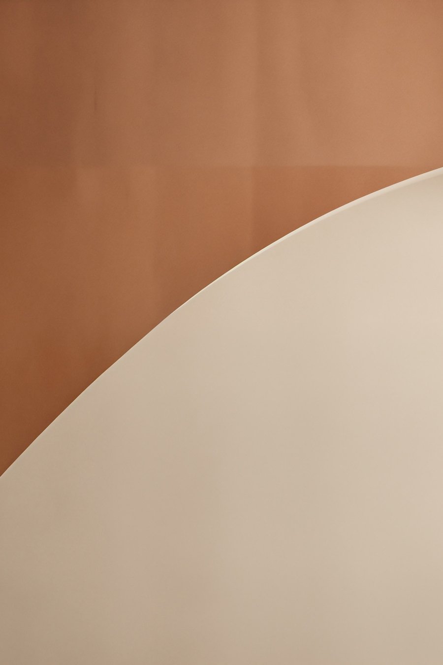 Geometrický oblouk v terakotě — celý design