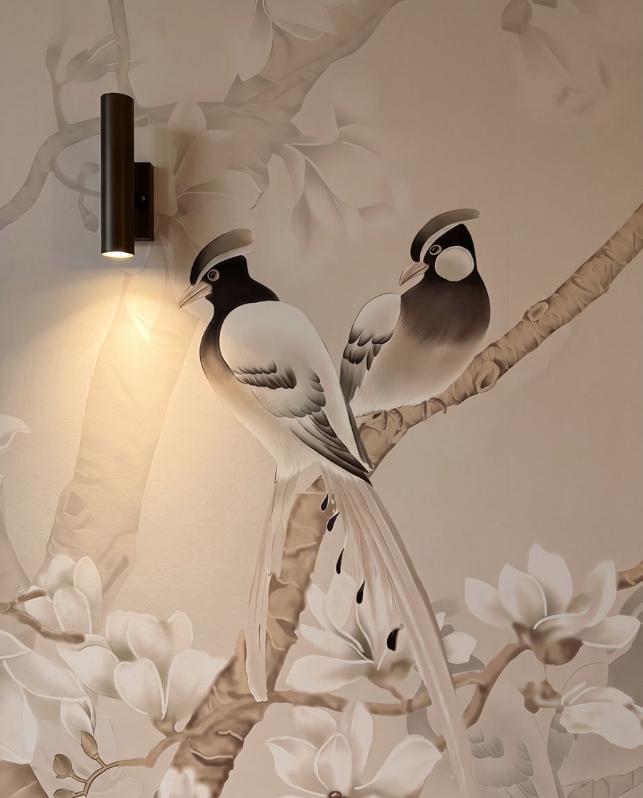 Ptáci na bílém květu — detail