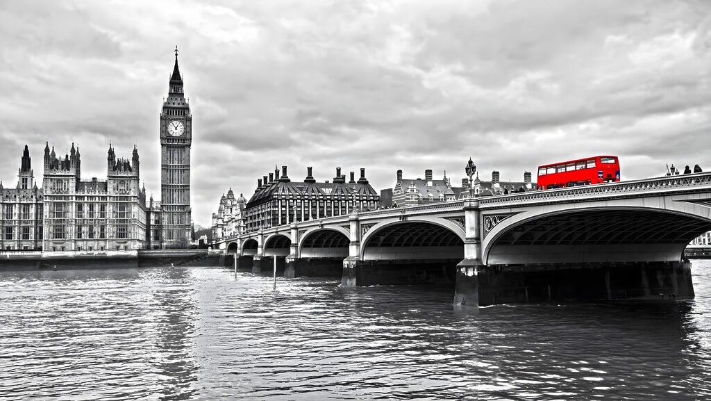 Červený autobus u Westminsteru — celý design