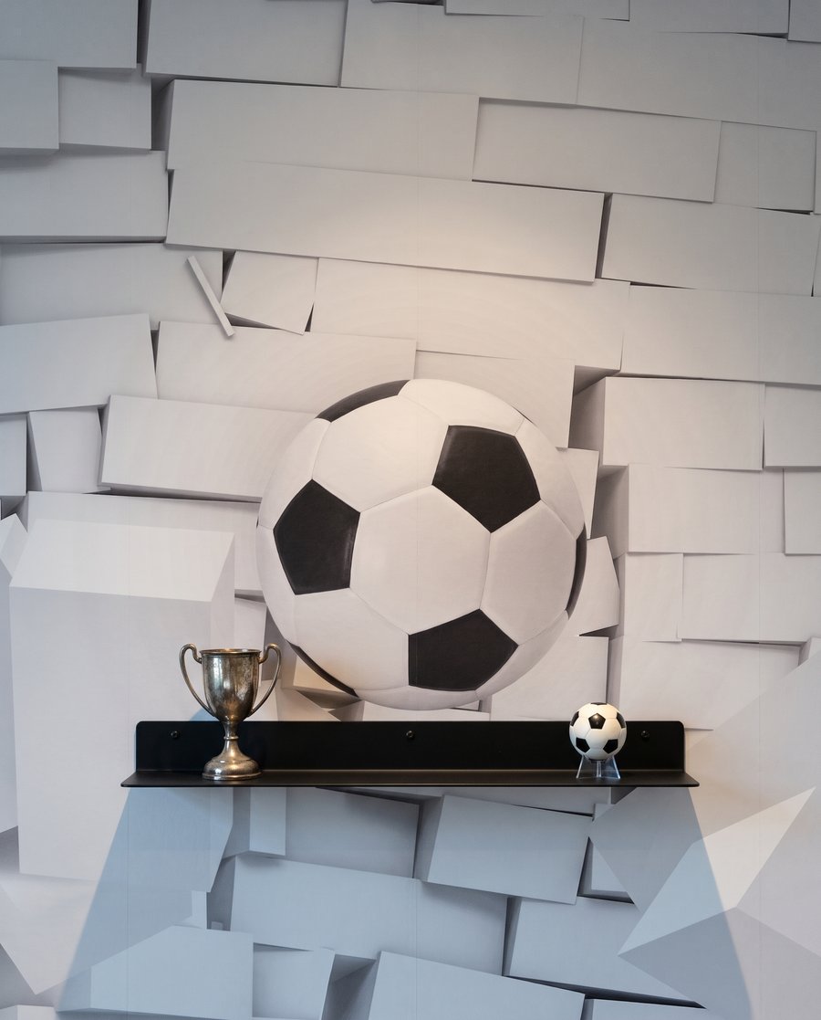 Fotbal skrz bílé cihly — detail