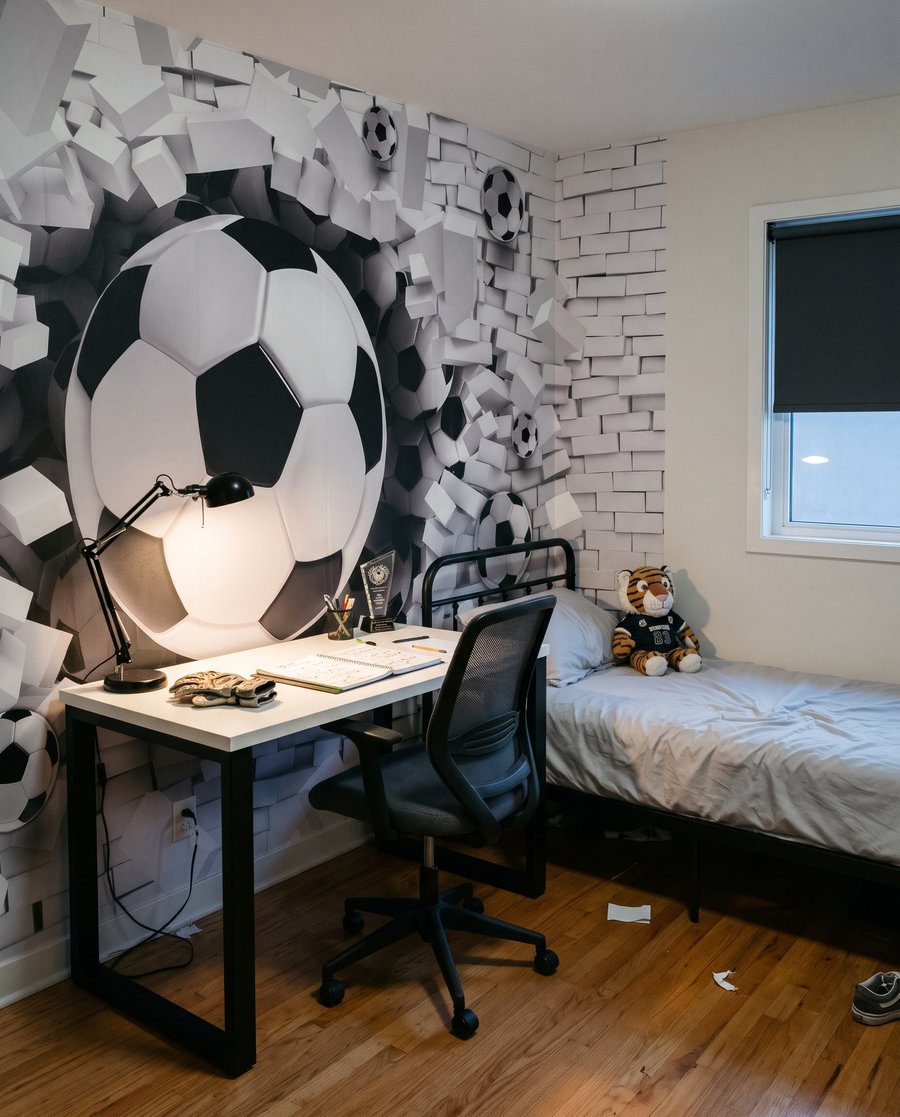 Fotbalový míč prorážející zeď — interiér 3