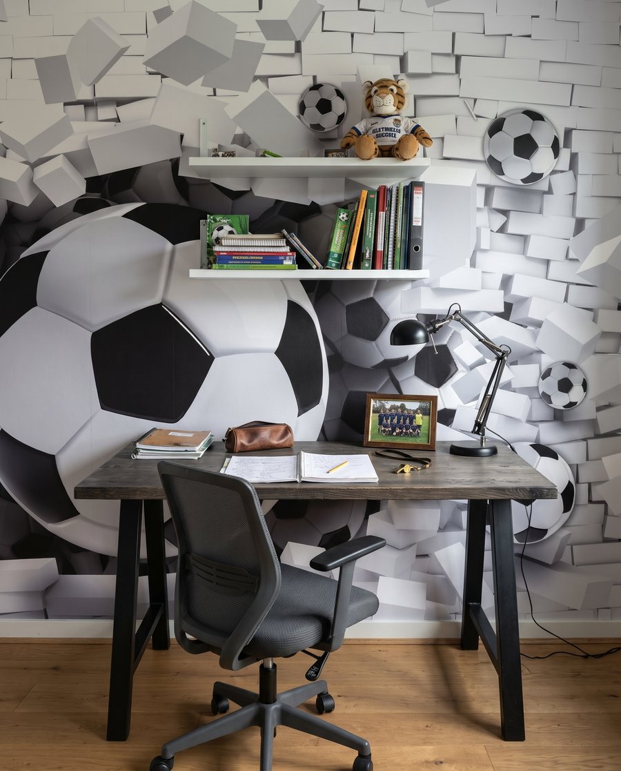 Fotbalový míč prorážející zeď — interiér 4