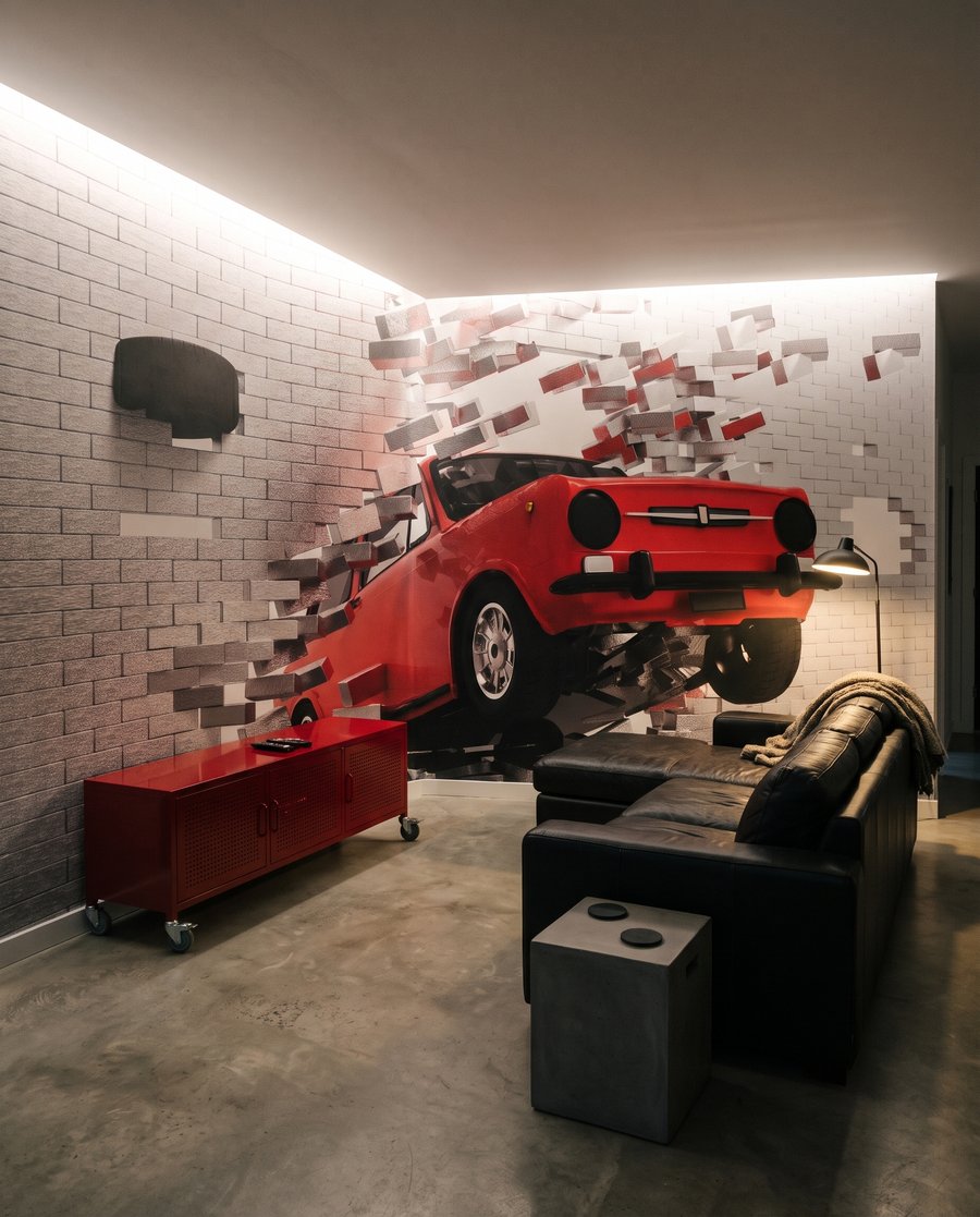 Červené auto ze zdi — interiér 3