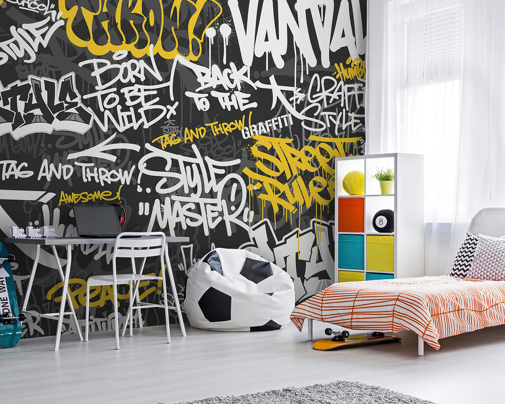 Žluté graffiti na černém v interiéru