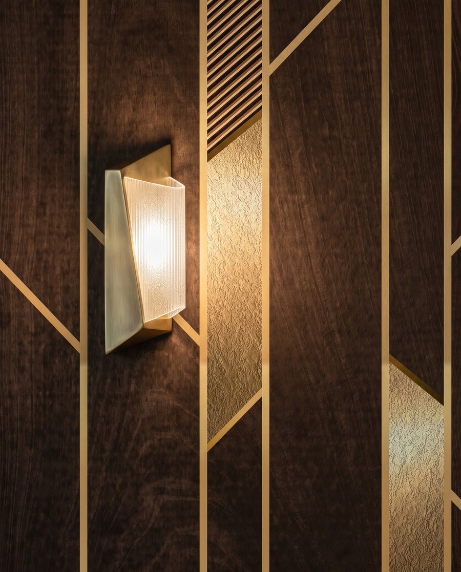 Zlaté linie na hnědém — detail