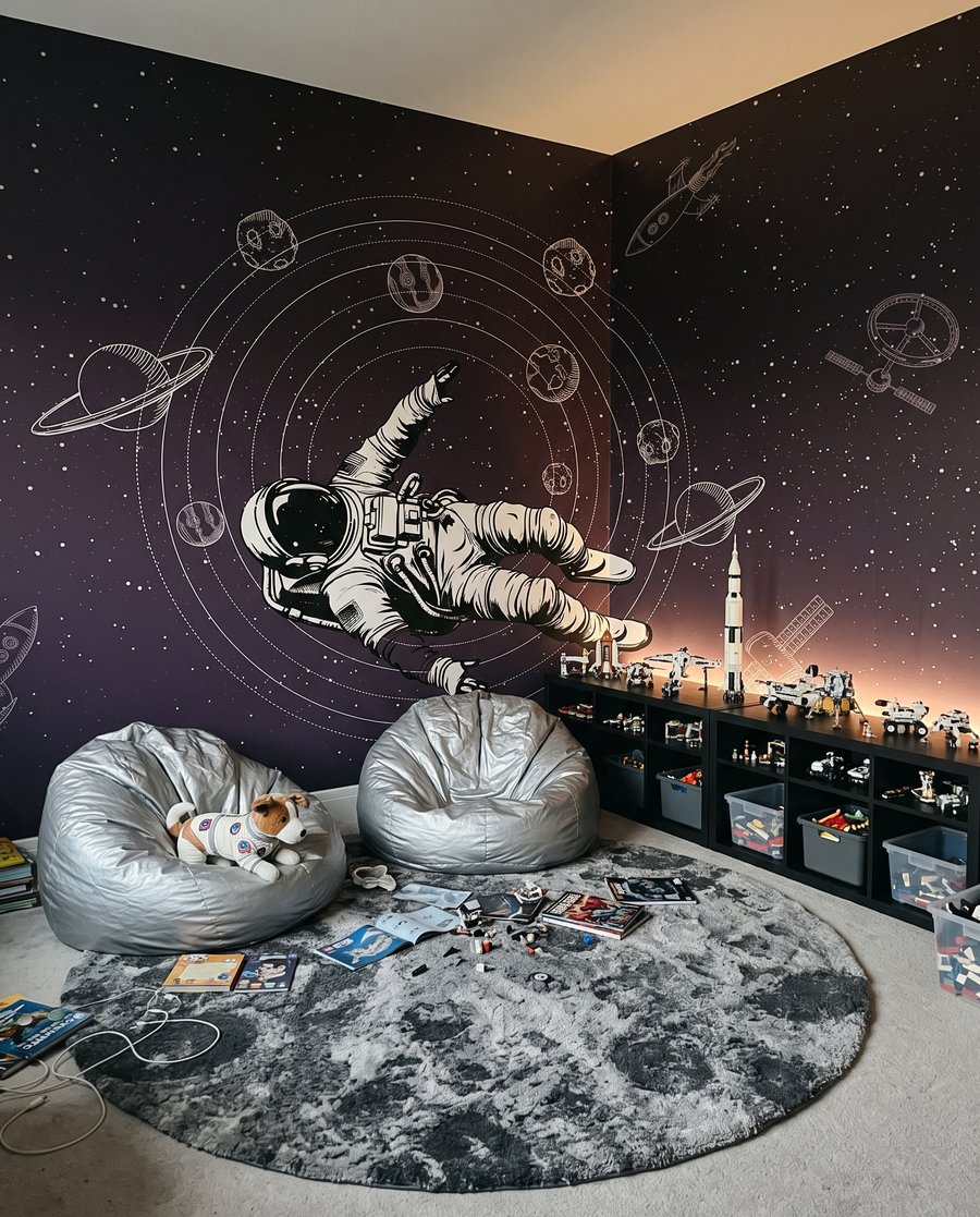 Astronaut mezi oběžnými drahami v interiéru