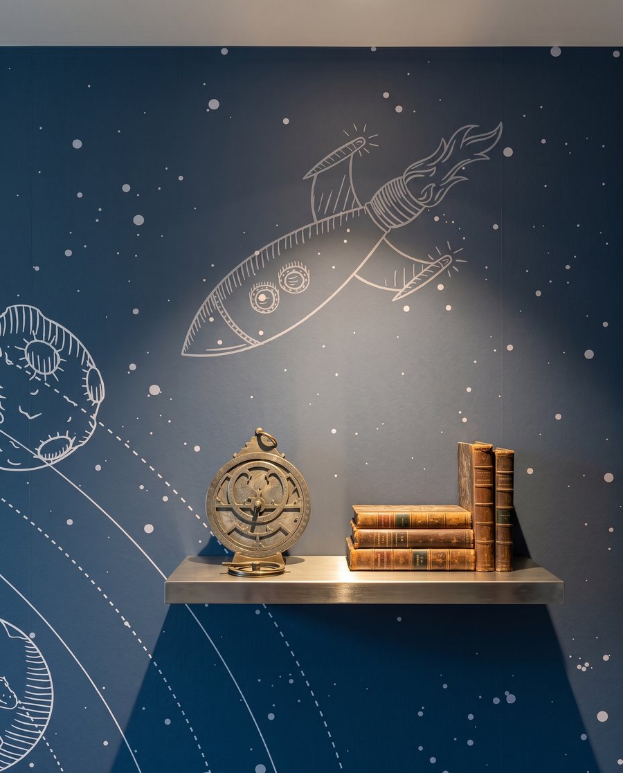 Astronaut mezi oběžnými drahami — detail