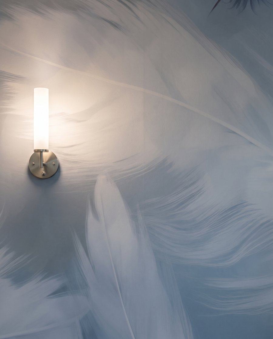 Péra v jemném vzletu — detail