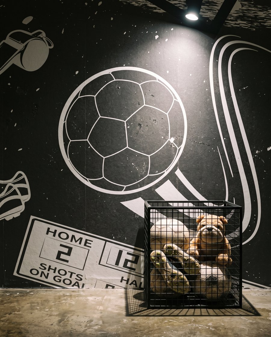 Fotbalisté v ocelové modři — interiér 9